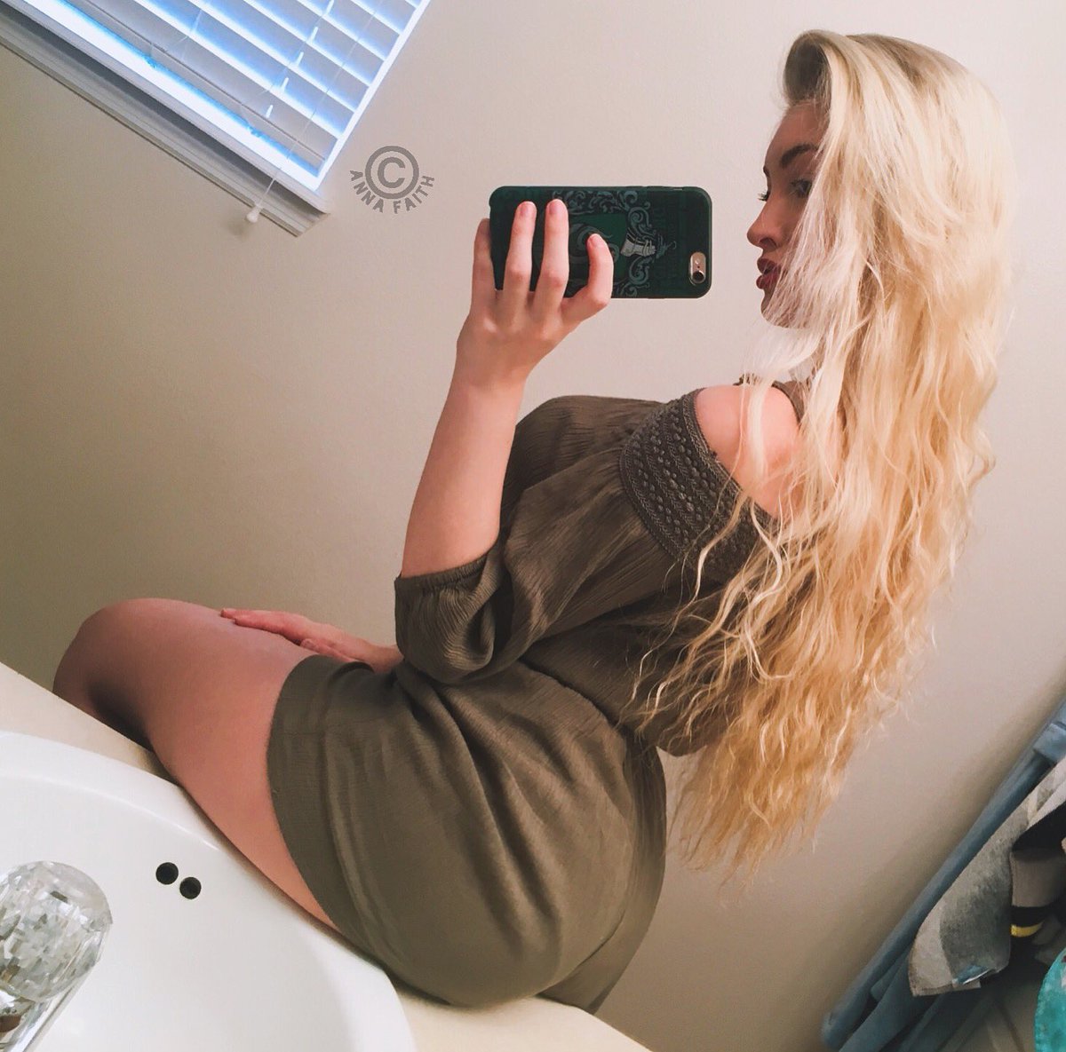Блондинка в ванной перед большим зеркалом фото