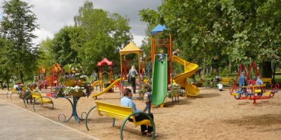 Детская площадка в парке Дубки