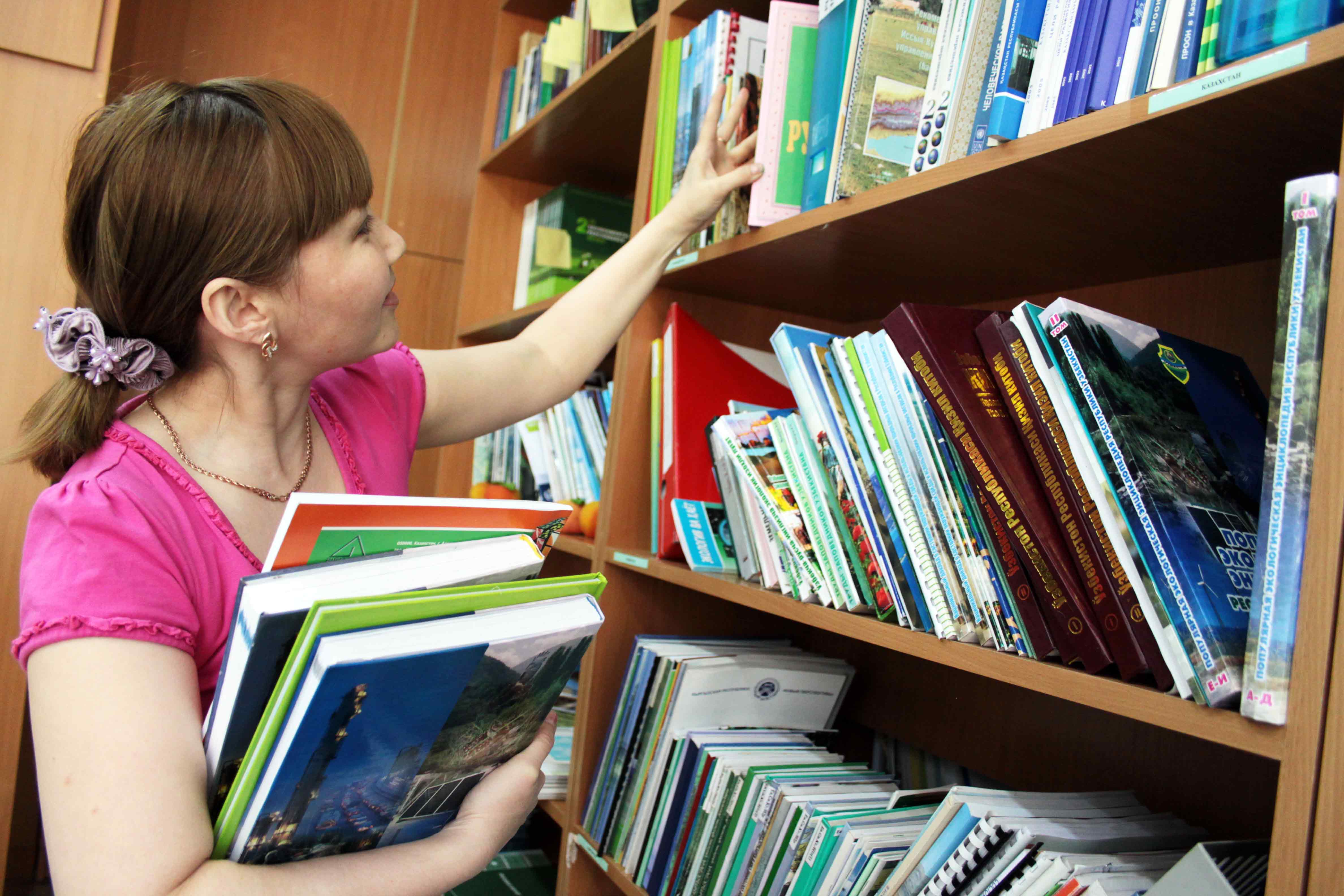 Обзор в библиотеке для детей. Читатели в библиотеке. Фотография библиотеки. Книжки в библиотеке.
