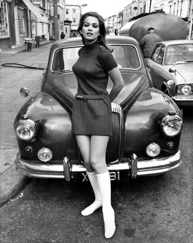 38 Cool Pics of Women in Go-Go Boots From the Mid-1960s and 1970s.