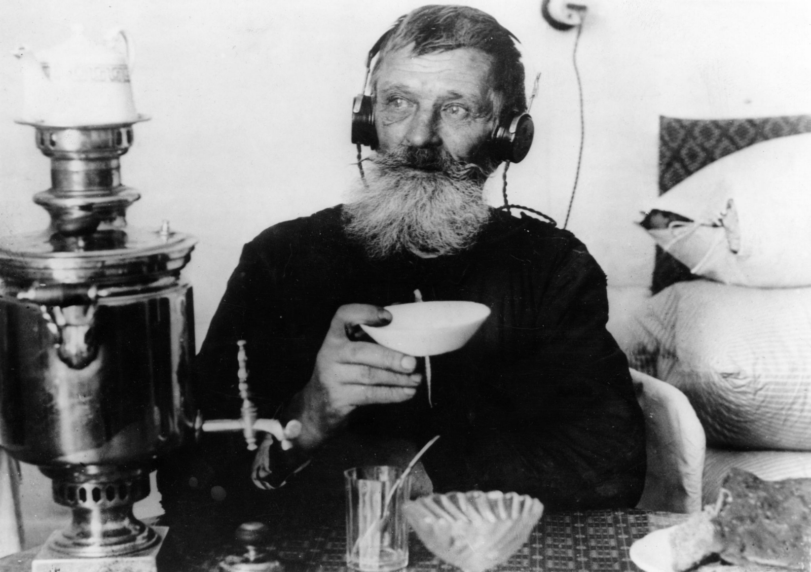 Еврей и чай. Советское чаепитие. Крестьяне пьют чай. Дед с радио. Самовар.